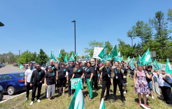 Les membres du Front commun manifestent à Saint-Jérôme